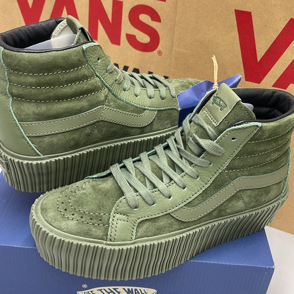 Vans WMNS Sk8-Hi Reissue 3 Platform Lx Suede/Leather Army
VN000CNFARM
Mono Snkrs - Picture 10 of 16